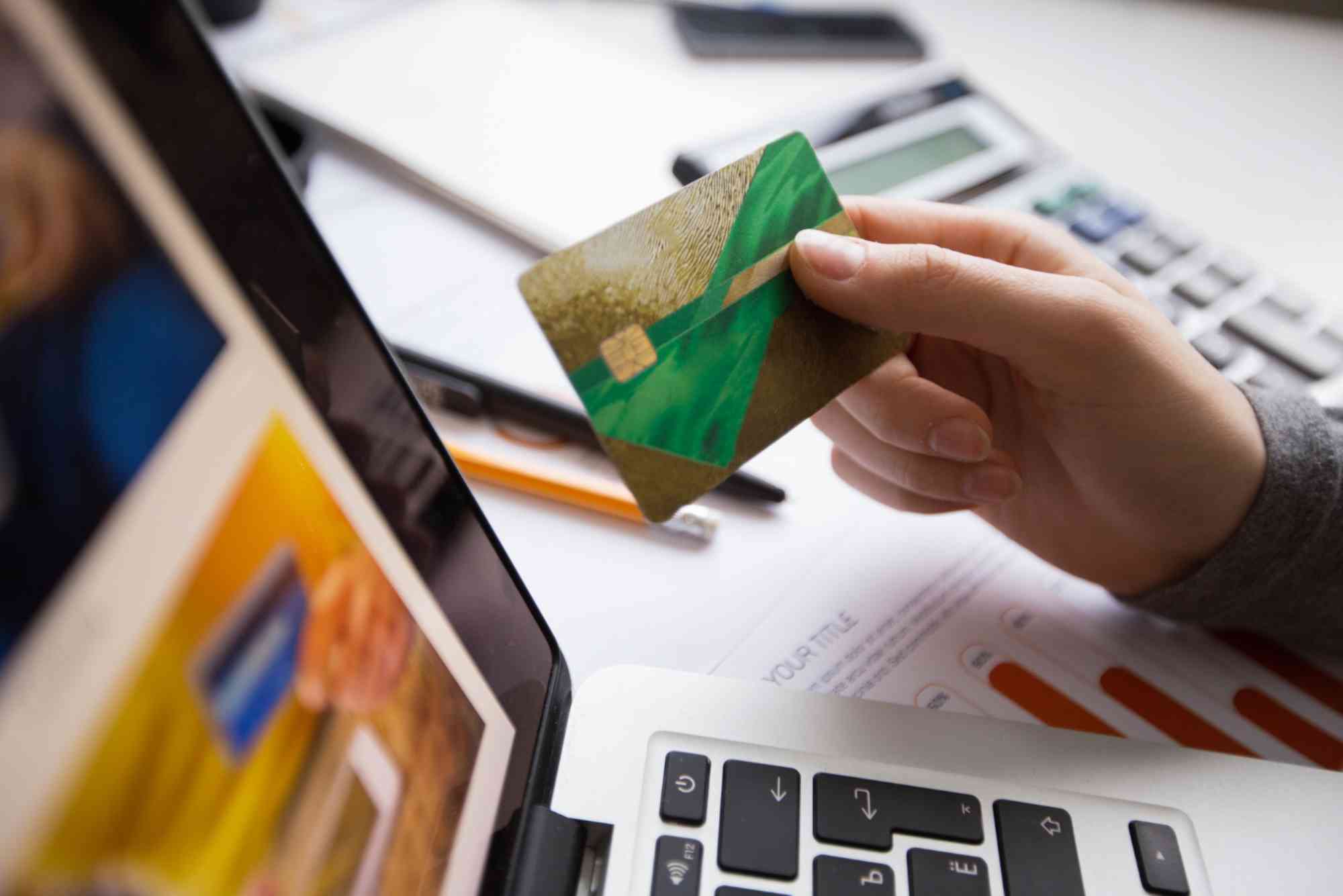 How to Avoid Paying Interest on Credit Cards in the UAE
